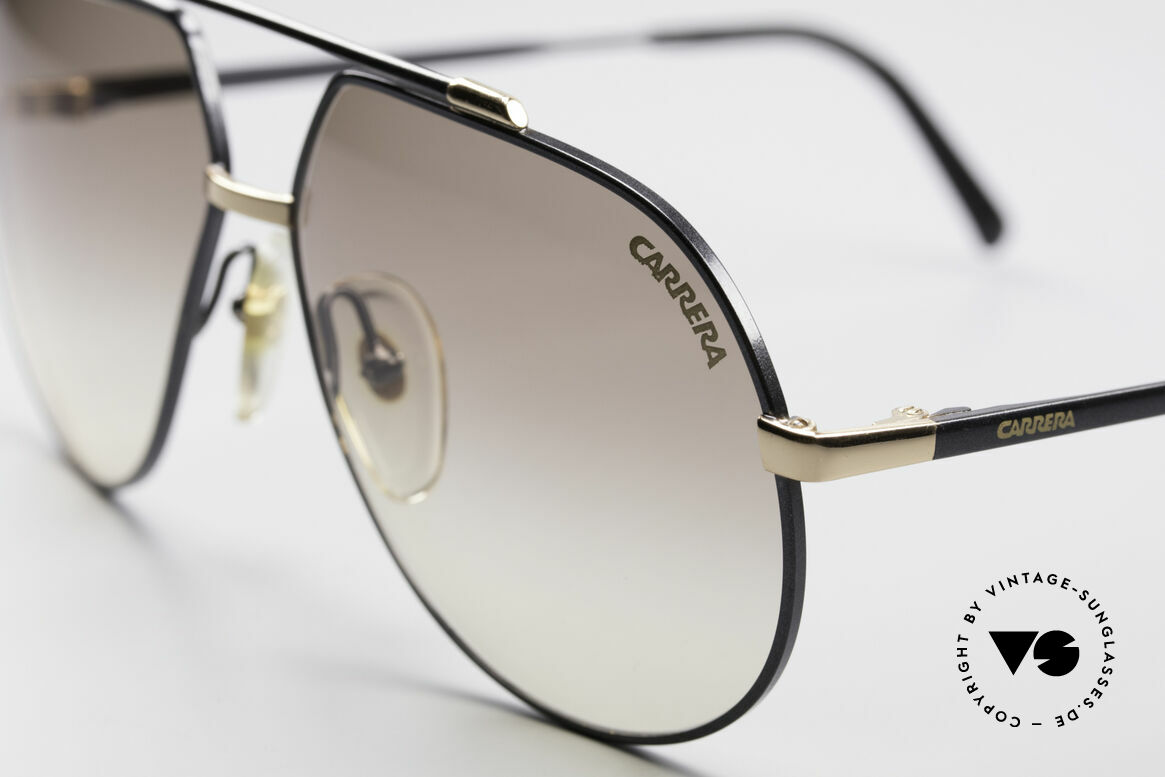 Carrera 5369 90er Herren Sonnenbrille, schwarz-gold lackiert mit Gläser in braun-Verlauf, Passend für Herren