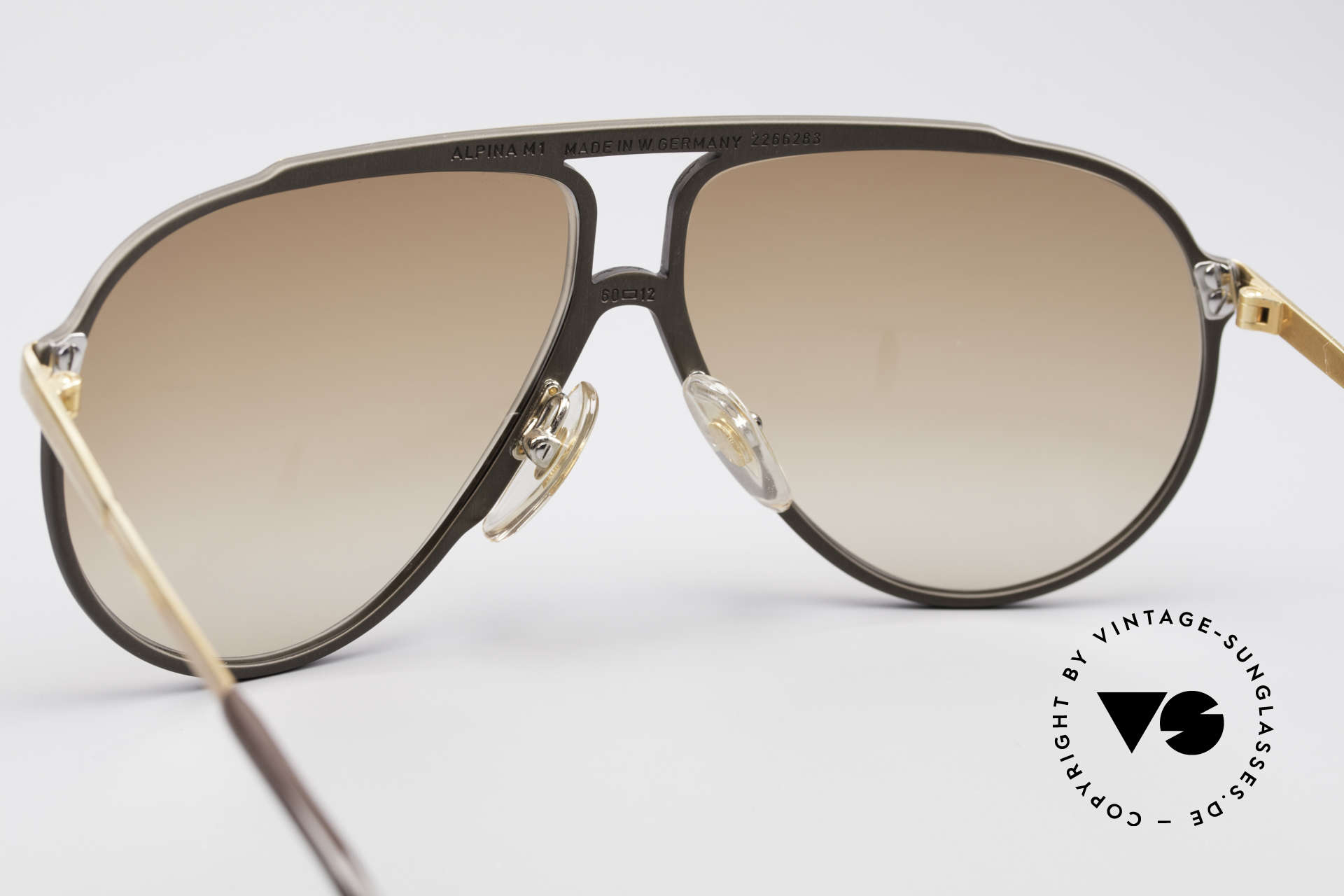 Alpina M1 West Germany Sonnenbrille, ungetragenes Sammlerstück mit Etui von Versace, Passend für Herren und Damen