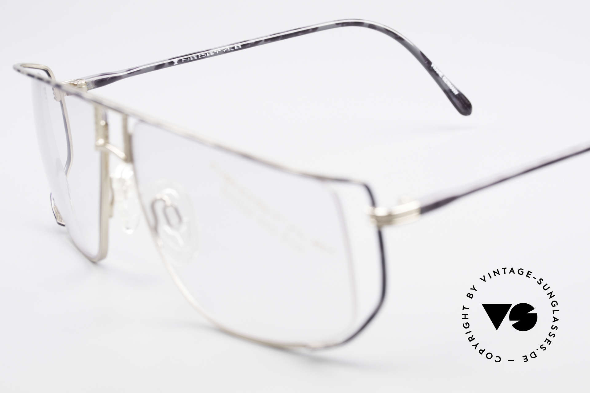 Neo style glasses