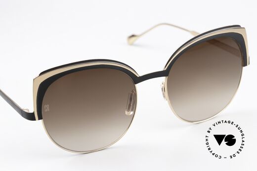 Caroline Abram X-Quise 1 Large Sixties Style Design, ungetragenes Exemplar aus dem Jahre 2018; Vertu, Passend für Damen