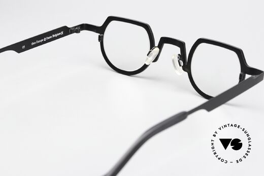 Theo Belgium Europe Titanium Brille In Schwarz, ungetragen; wie alle unsere vintage Theo Brillen, Passend für Herren und Damen