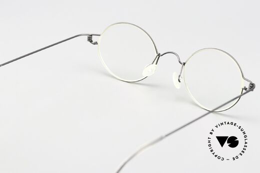 Lindberg Corona 40 Air Titan Rim Runde Titanbrille Aus den 90ern, ungetragenes Original (mit altem Schriftzug); inkl. Etui, Passend für Herren und Damen Lindberg Corona 40 Air Titan Rim Runde Titanbrille Aus den 90ern, ungetragenes Original (mit altem Schriftzug); inkl. Etui, Passend für Herren und Damen