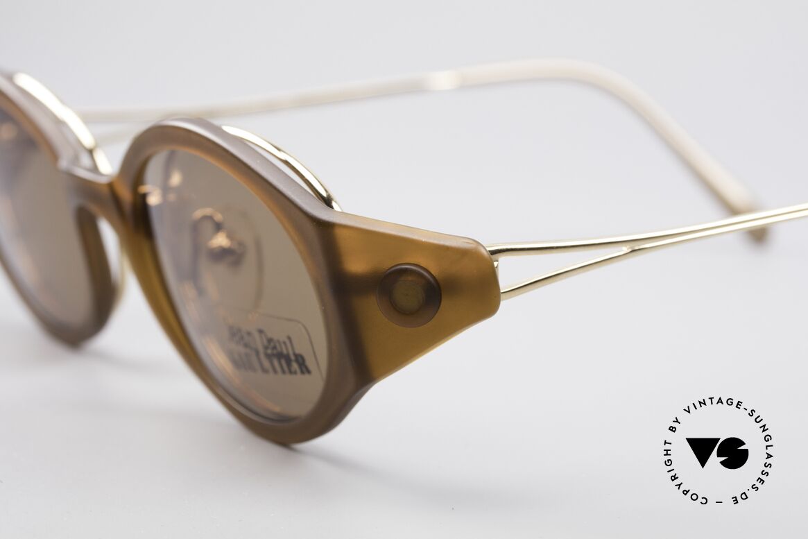 Jean Paul Gaultier 56-7202 Ovale Brille mit Sonnenclip, ovale Fassung in Kombination mit sehr markantem Clip, Passend für Herren und Damen