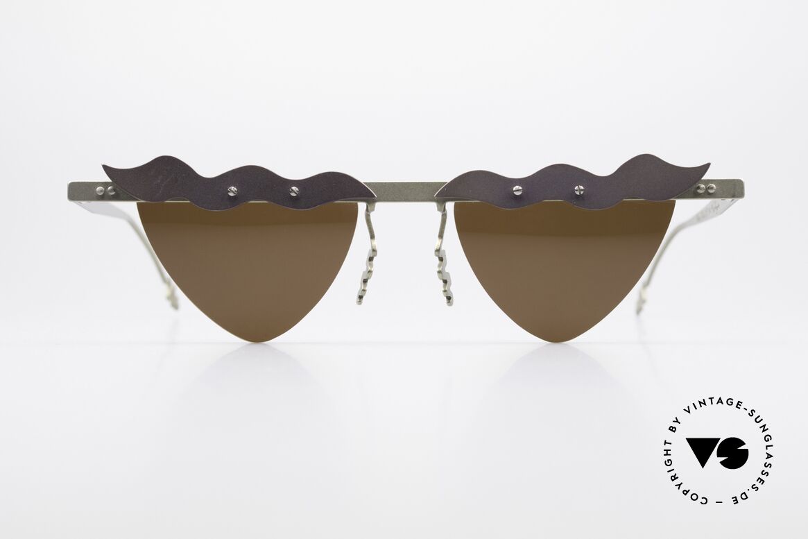 Theo Belgium Tita II C10 Herzförmige Sonnengläser, in 1989 gegründet als 'ANTI MAINSTREAM' Brillenmode, Passend für Damen