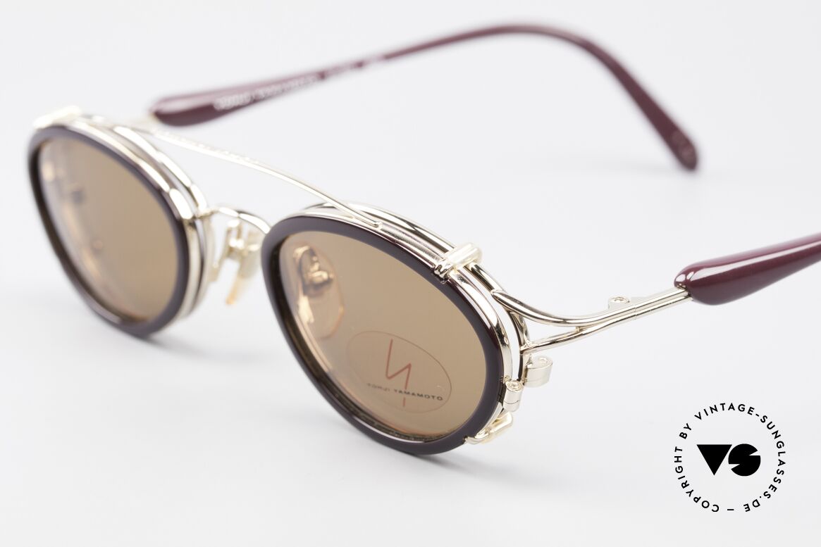 Yohji Yamamoto 51-7210 90er No Retro Clip-On Brille, ungetragen; wie all unsere vintage 90er Sonnenbrillen, Passend für Herren und Damen