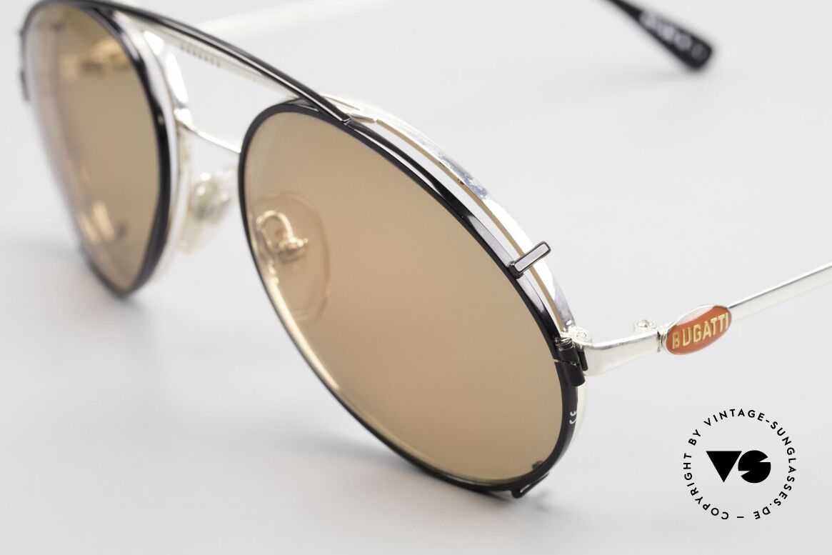 Bugatti 65996 Vintage Brille Mit Sonnenclip, silberne Fassung mit roten Bugatti Logos, Gr. 54, Passend für Herren