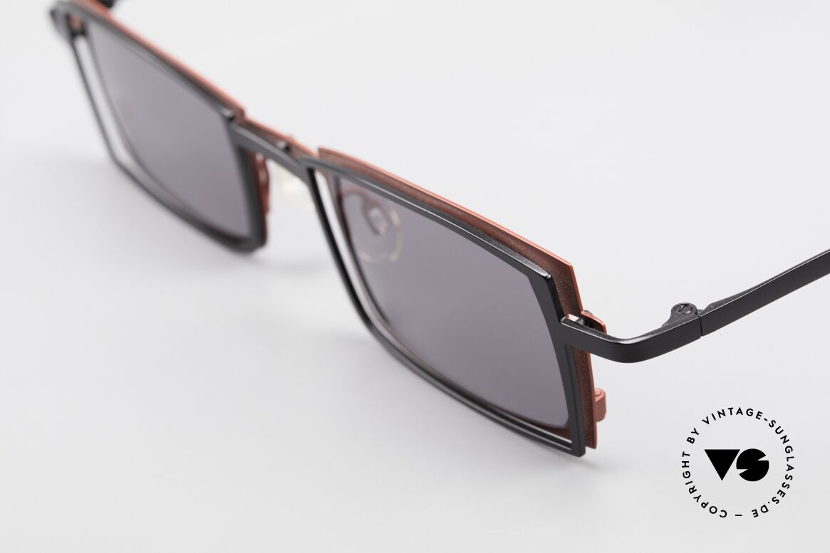 Theo Belgium Tarot Eckige Designer Sonnenbrille, eckige Fassung mit Metall-Komponenten in rot & schwarz, Passend für Herren und Damen