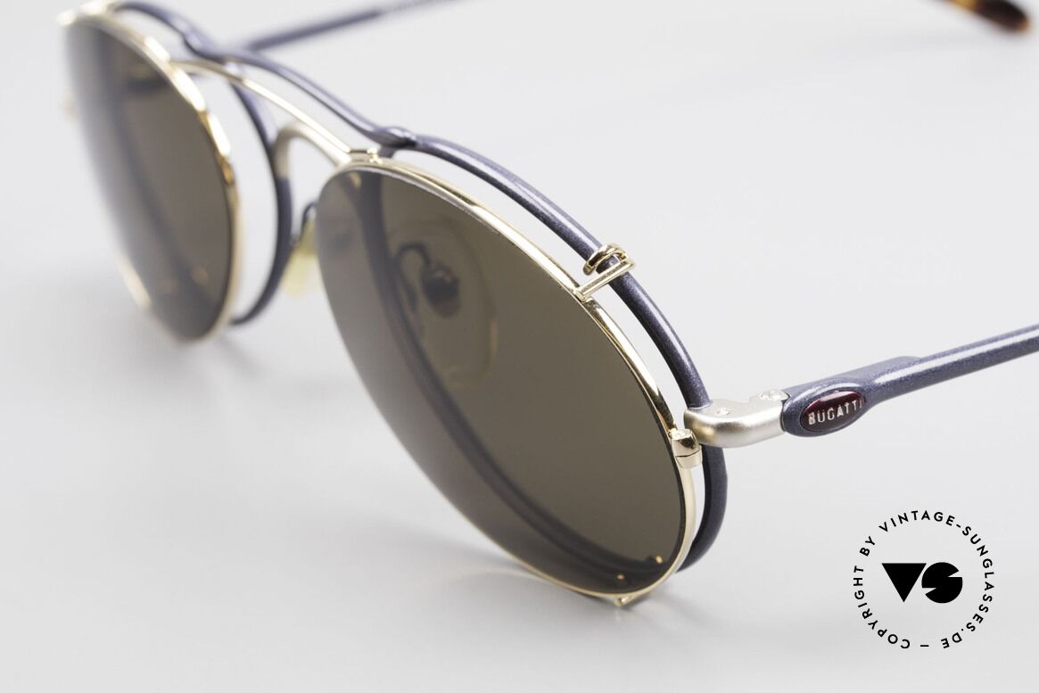 Bugatti 23444 Alte 90er Brille mit Vorhänger, Fasssung = marine-blau / silber; Sonnen-Clip = gold, Passend für Herren
