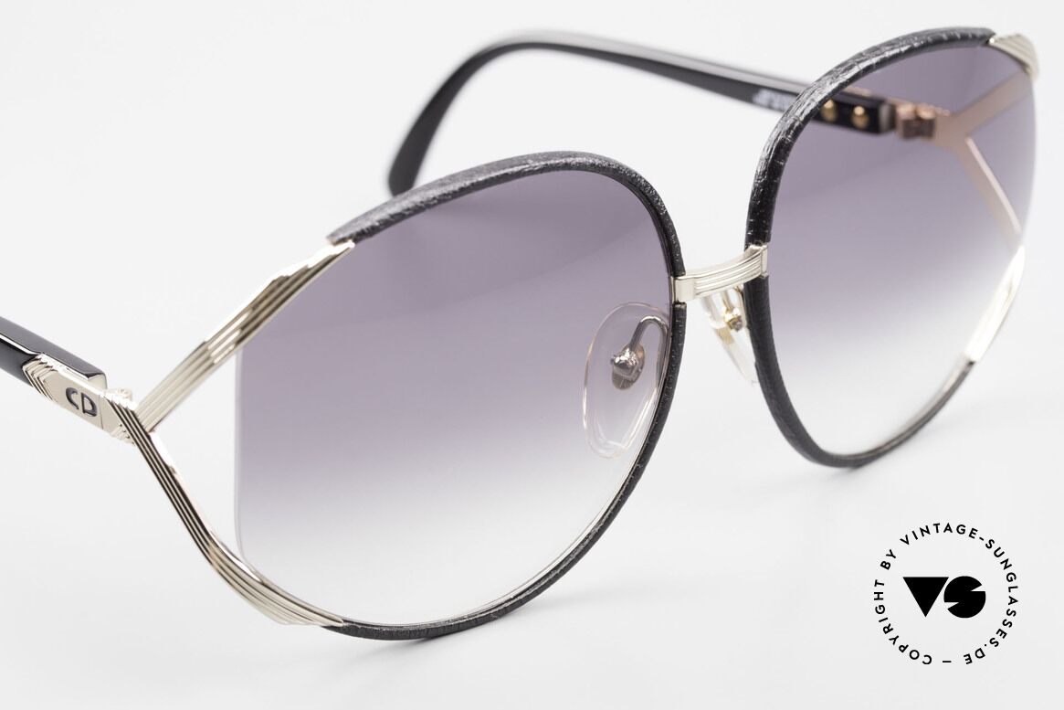 Christian Dior 2250 Rihanna Sonnenbrille Leder, sowie auf dem Titelbild der Zeitschrift "Interview Mag", Passend für Damen