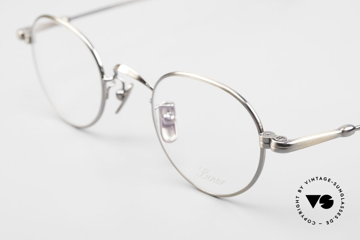 Lunor V 107 Runde Panto Brille Antik Gold, V 107: Edelstahl-Fassung im klassischen Panto-Stil, Passend für Herren und Damen