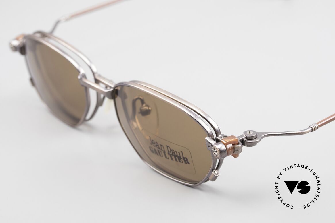 Jean Paul Gaultier 55-8107 90er Vintage Brille Sonnenclip, Rahmen glänzt 'antik braun/grau metallic'; Größe 47-18, Passend für Herren und Damen