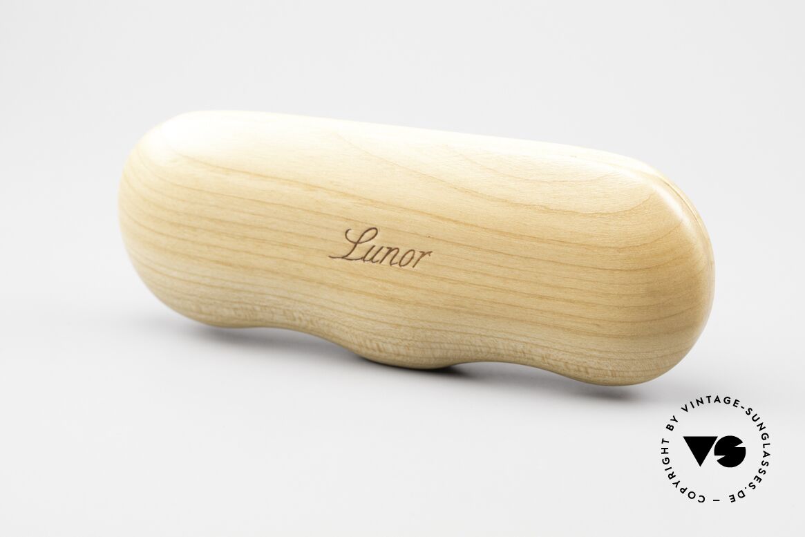 Lunor Wooden Folding Case - A Klappetui Kirschholz Size A, Foto zeigt eine Lunor "I 10" (34mm Höhe) im Etui, Passend für Herren und Damen