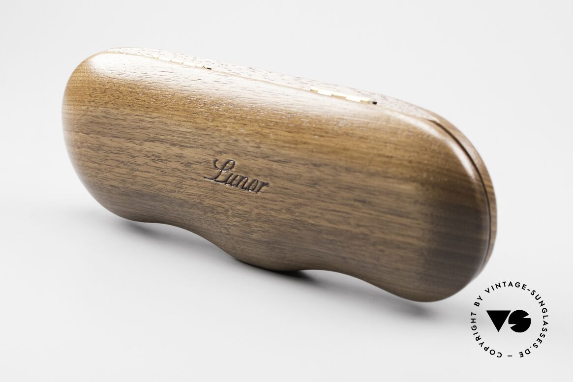 Lunor Wooden Folding Case - B Nussholz Klappetui In Size B, Foto zeigt eine Lunor "I 12" (39mm Höhe) im Etui, Passend für Herren und Damen