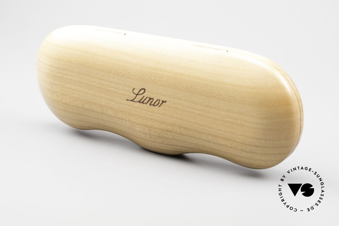 Lunor Wooden Folding Case - B Holzetui Kirsch Klapp In Size B, Foto zeigt eine Lunor "I 12" (39mm Höhe) im Etui, Passend für Herren und Damen
