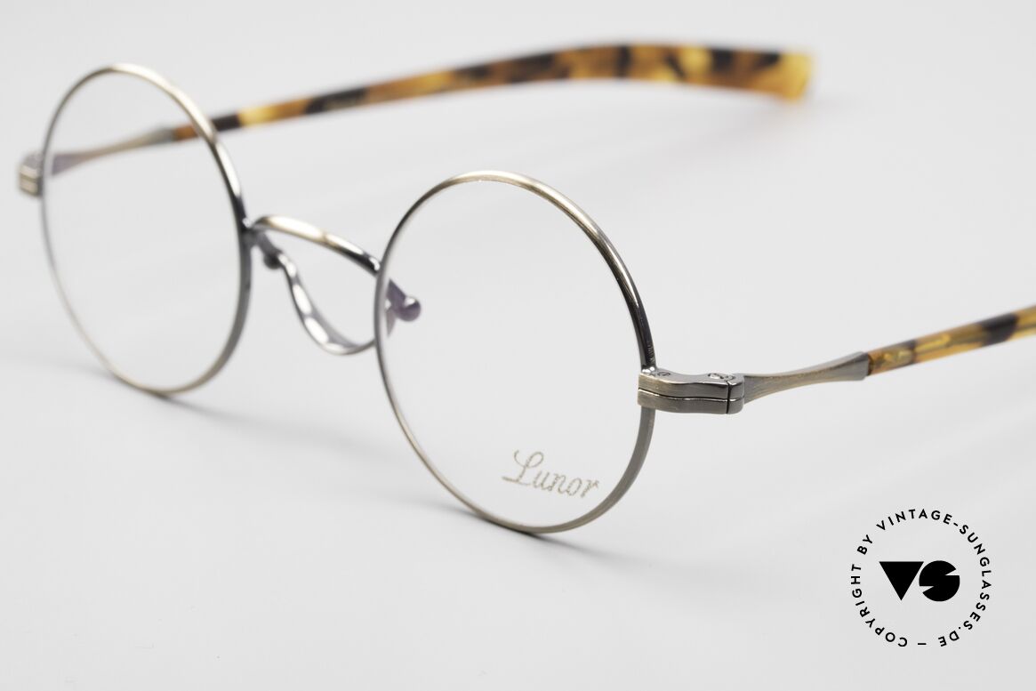 Lunor Swing A 31 Round Vintage Brille In Antik Gold AG, bekannt für den W-Steg und die schlichten Formen, Passend für Herren und Damen