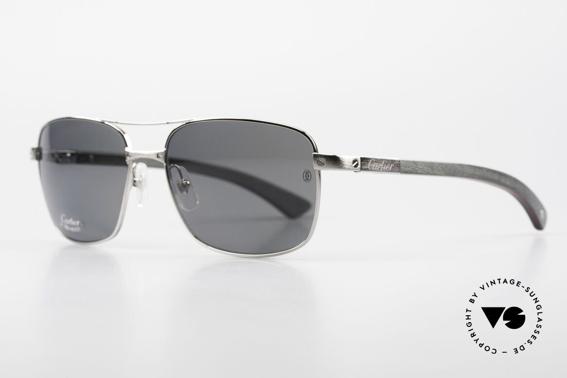 Cartier Santos De Cartier Large Holzbrille Polarized, Mod. T8200784, platin-plattiert, Gr. 60x18x135, Passend für Herren