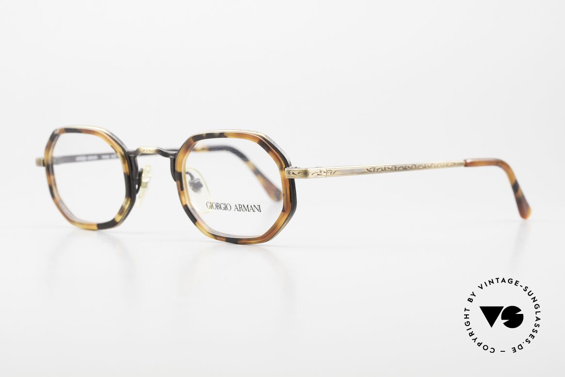 Giorgio Armani 143 Achteckige 80er Brille, der Rahmen ist mit aufwändigen Gravuren verziert, Passend für Herren und Damen