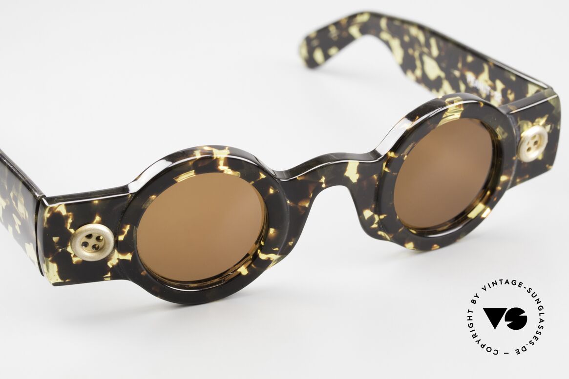 Patrick Kelly Peanut 32 Sonnenbrille Mit Knöpfen, ungetragenes Modell Peanut (gehört in ein Museum), Passend für Herren und Damen