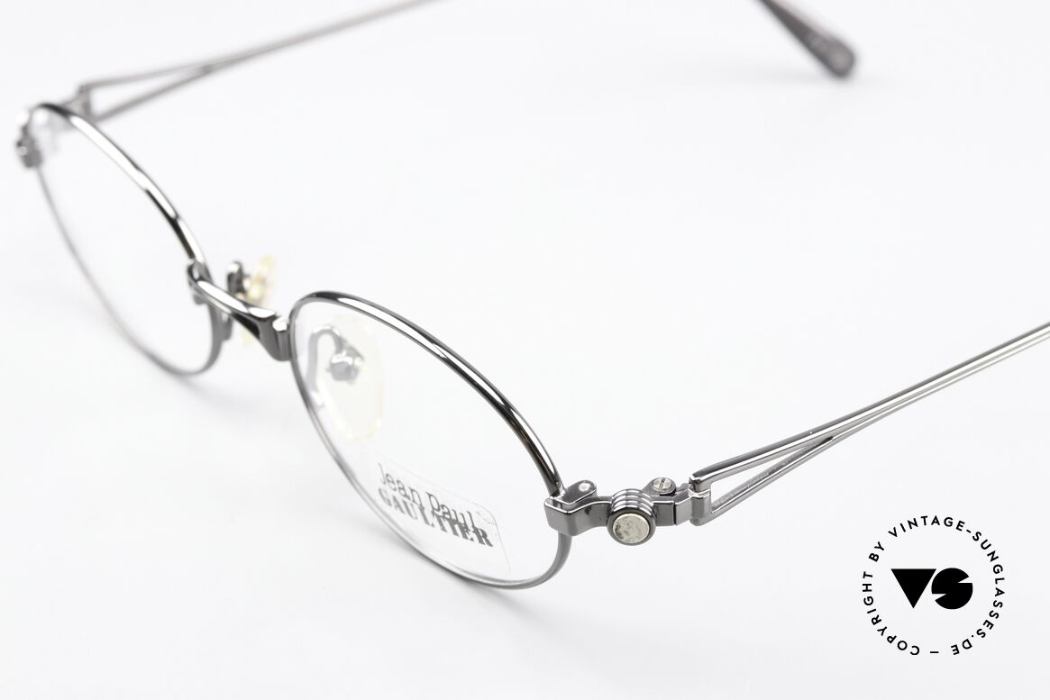 Jean Paul Gaultier 56-7202 Ovale Brille In Gunmetal 90er, ungetragen (wie alle unsere Jean Paul Gaultier Brillen), Passend für Herren und Damen Jean Paul Gaultier 56-7202 Ovale Brille In Gunmetal 90er, ungetragen (wie alle unsere Jean Paul Gaultier Brillen), Passend für Herren und Damen