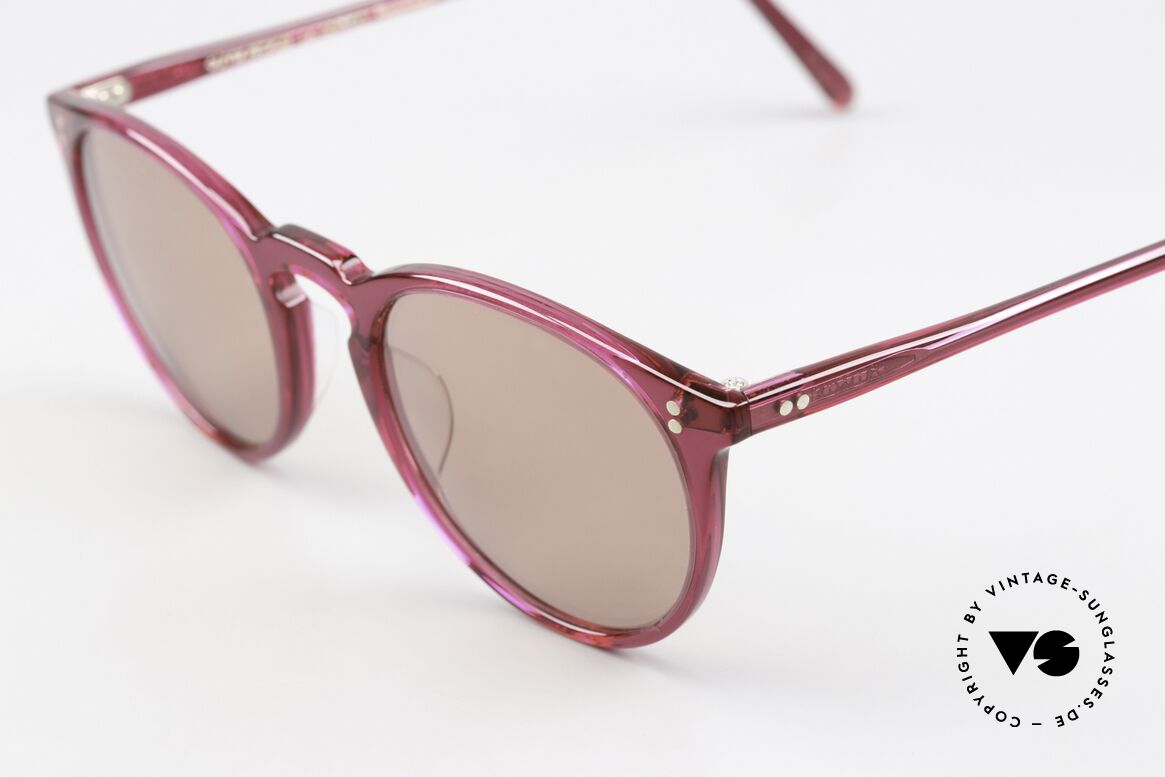 Oliver Peoples O'Malley Himbeer Rahmen Panto Stil, ein Lieblingsmodell von O.P. Firmengründer Larry Leight, Passend für Herren und Damen