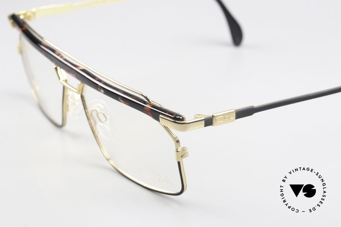 Cazal 752 Noch Designed By Cari Zalloni, tolle Metallarbeiten und außergewöhnlicher Look, Passend für Herren