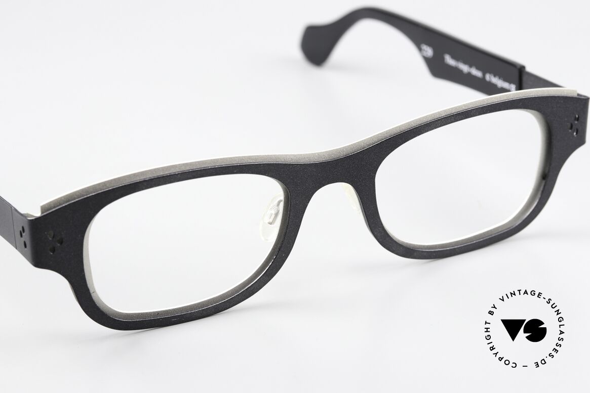 Theo Belgium Vingt Deux Zweifarbige Designerbrille, ungetragen; wie alle unsere vintage Theo Brillen, Passend für Herren und Damen