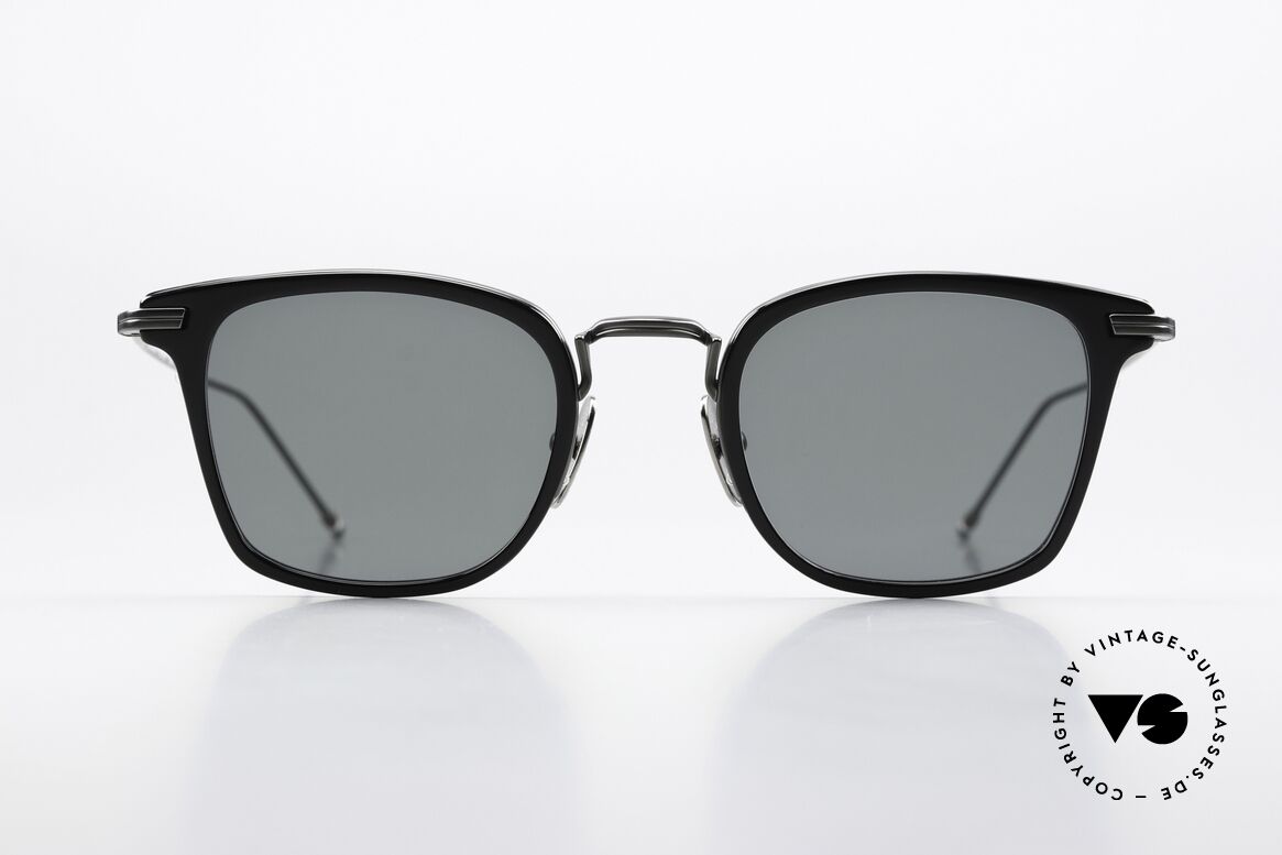 Thom Browne TBS905 Sehr Stilvolle Sonnenbrille, Titanium-Fassung mit Azetat-Ringen, in Größe 49-23, Passend für Herren