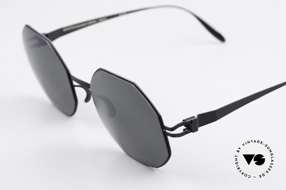 Mykita Ursula Design by Bernhard Willhelm, color 'F25-Matt Black Grey Flash' = leicht verspiegelt, Passend für Damen