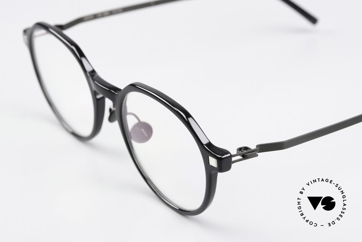 Mykita Bikki Asia Variante Schmale Nasen, zeitloser Farbcode 824 = 'Black/Silver/Shiny Black', Passend für Herren und Damen