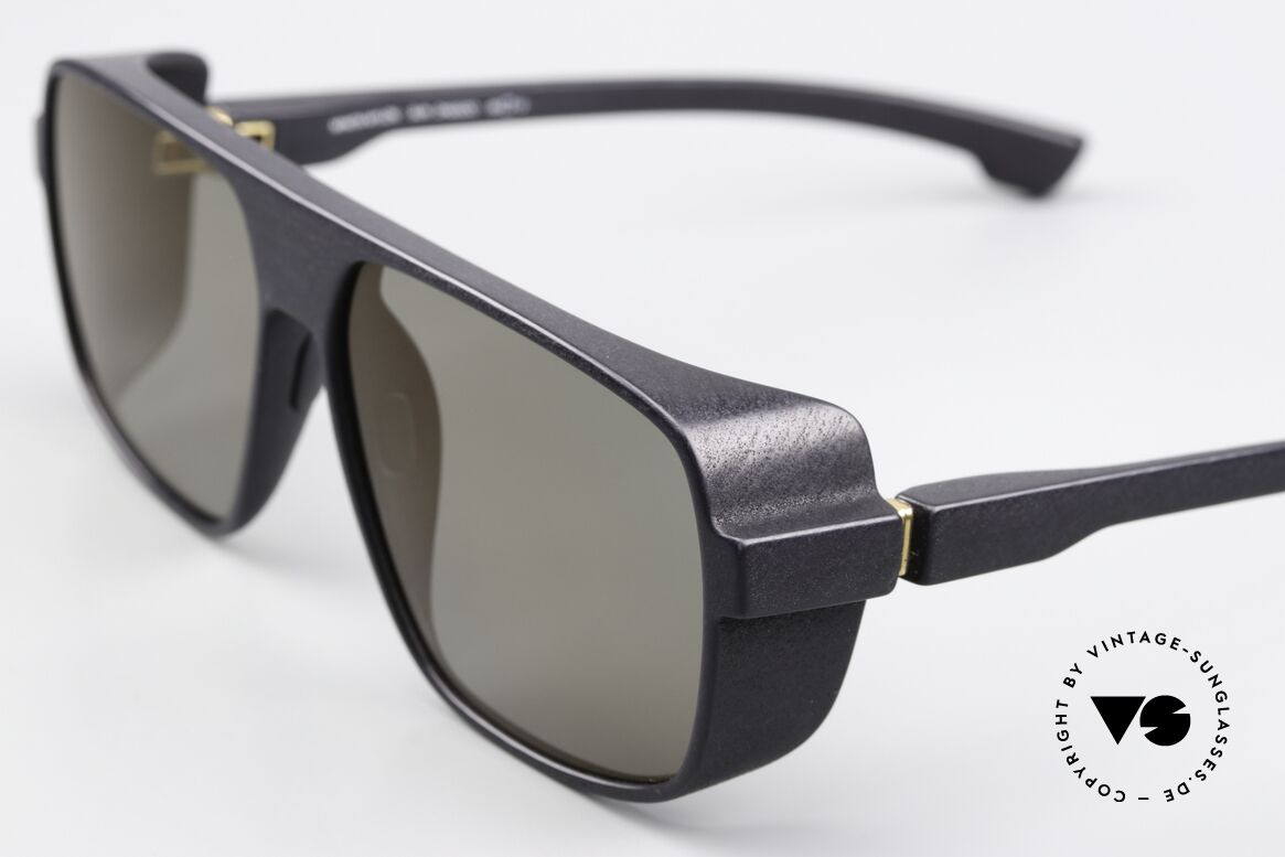 Mykita Mylon Daggoo Pitch Black Lightgold Flash, leicht gold-verspiegelte ZEISS Sonnengläser, Passend für Herren