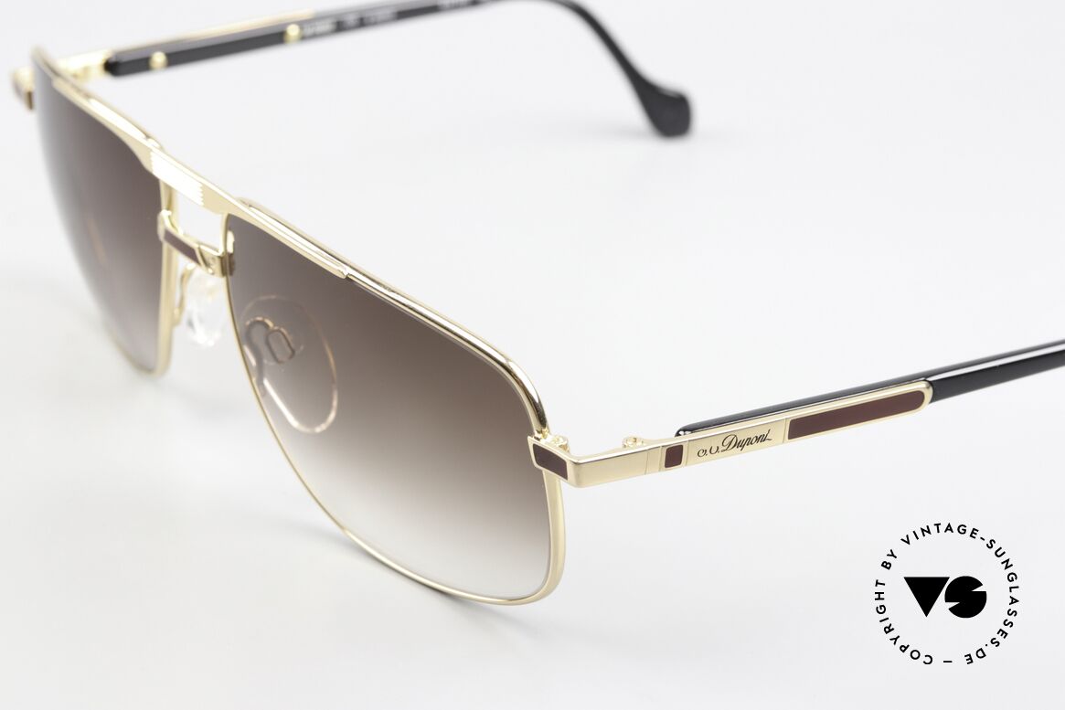 S.T. Dupont D002 Brad Pitt F1 Movie Sonnenbrille, 23kt vergoldete Fassung mit weinrotem Dekor, col. 20, Passend für Herren