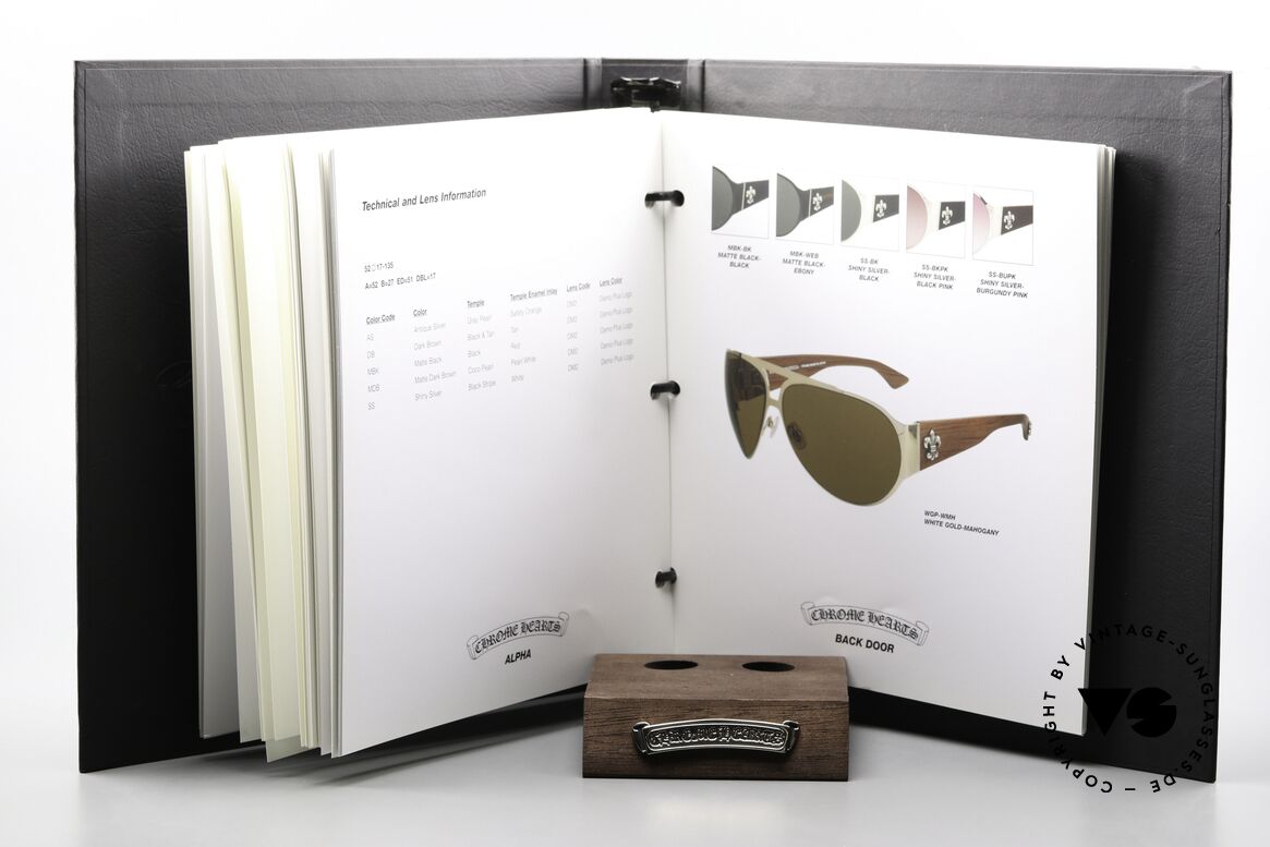 Chrome Hearts Eyewear Catalog Mit Den Fuck You Brillen, der Brillenständen gehört mit zum Angebot, Passend für Herren und Damen
