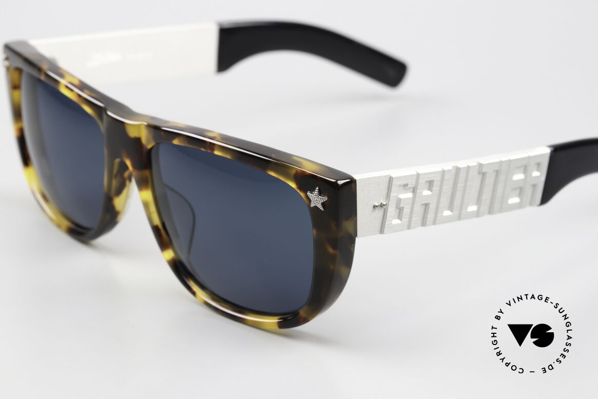 Jean Paul Gaultier 56-8272 Rapper Sonnenbrille 1990, breite Aluminiumbügel mit aufwendiger Gaultier Gravur, Passend für Herren