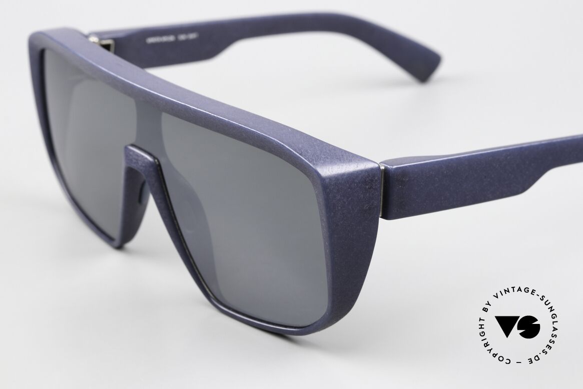 Mykita Mylon Shift Navy Blue Silver Flash Shield, leicht silber-verspiegelte Gläser von ZEISS, Passend für Herren