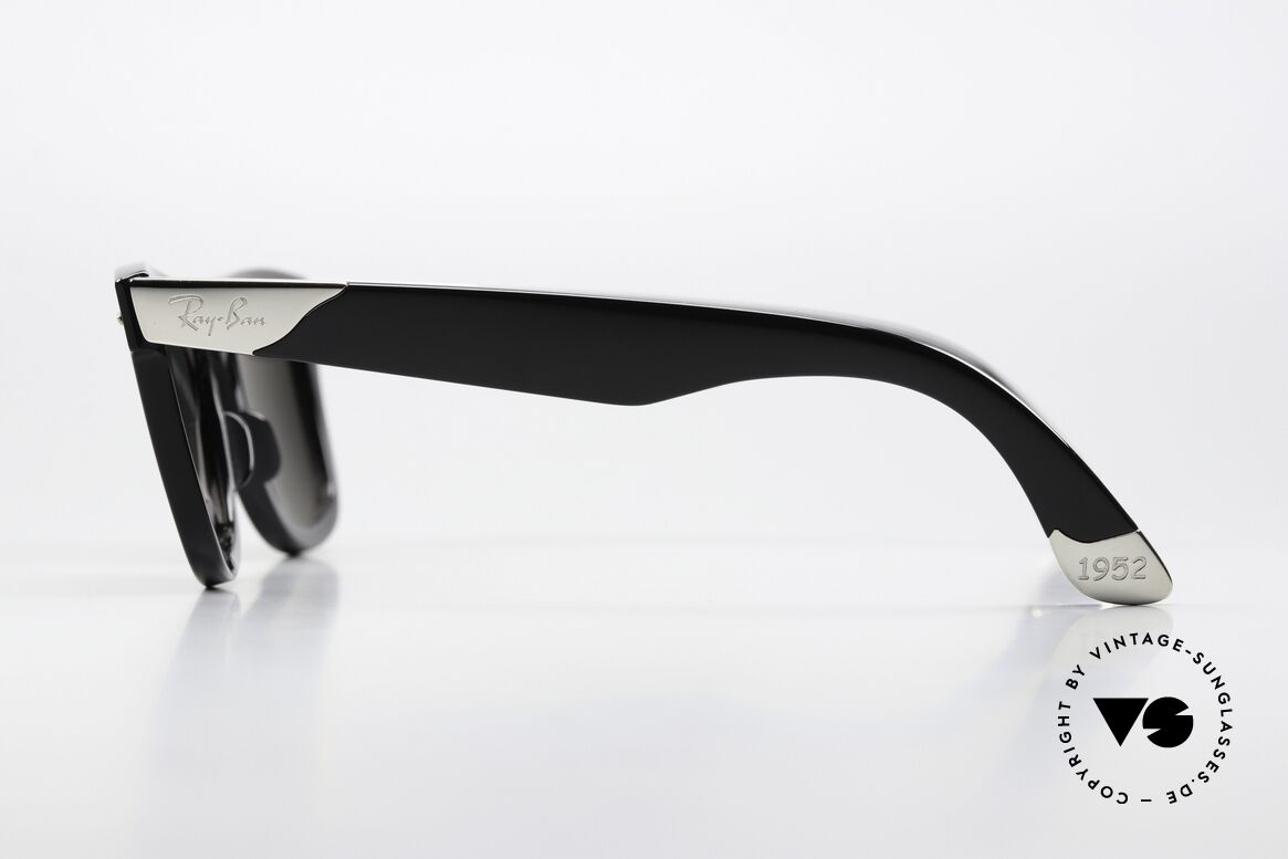 Ray Ban Wayfarer I Ultra 24k Gold Mirrored Gläser, 18k Ray-Ban Logo & 24k vergoldete Bügelenden, Passend für Herren und Damen Ray Ban Wayfarer I Ultra 24k Gold Mirrored Gläser, 18k Ray-Ban Logo & 24k vergoldete Bügelenden, Passend für Herren und Damen