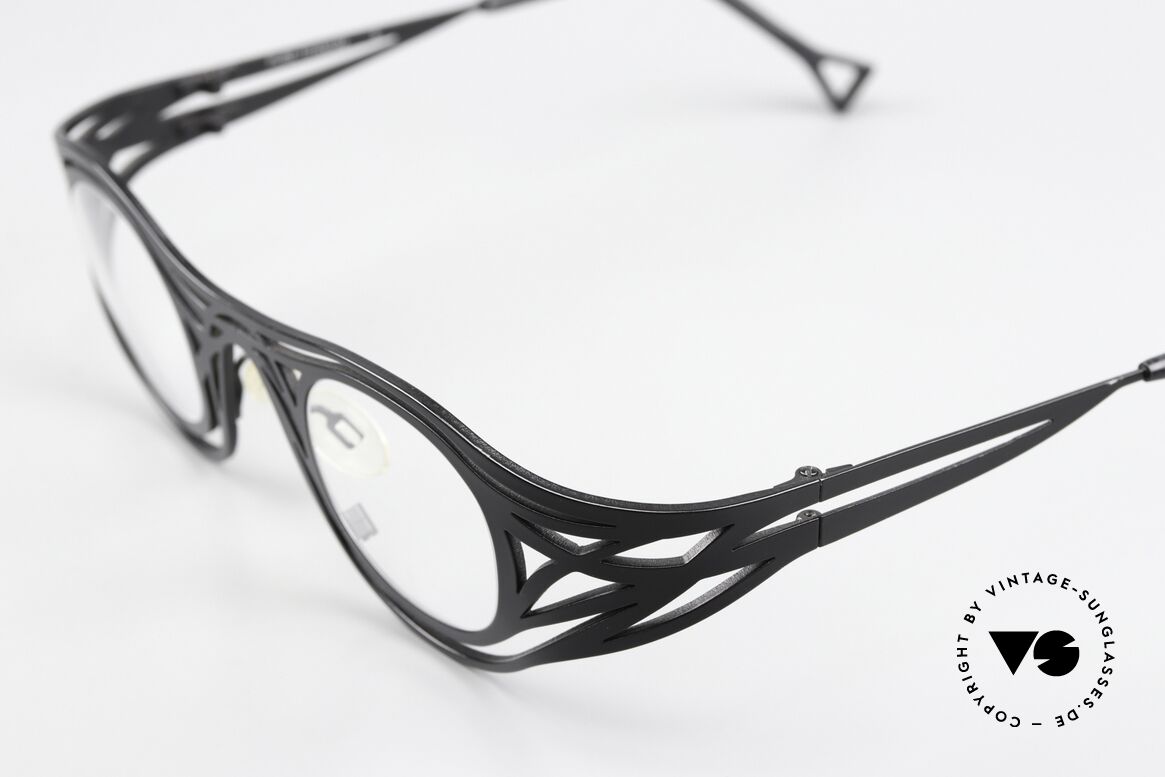 Theo Belgium Eye-Witness KG Avantgarde Titanium Brille, Eye-Witness kam 1995 als "unvollendet" & asymmetrisch, Passend für Herren und Damen Theo Belgium Eye-Witness KG Avantgarde Titanium Brille, Eye-Witness kam 1995 als "unvollendet" & asymmetrisch, Passend für Herren und Damen