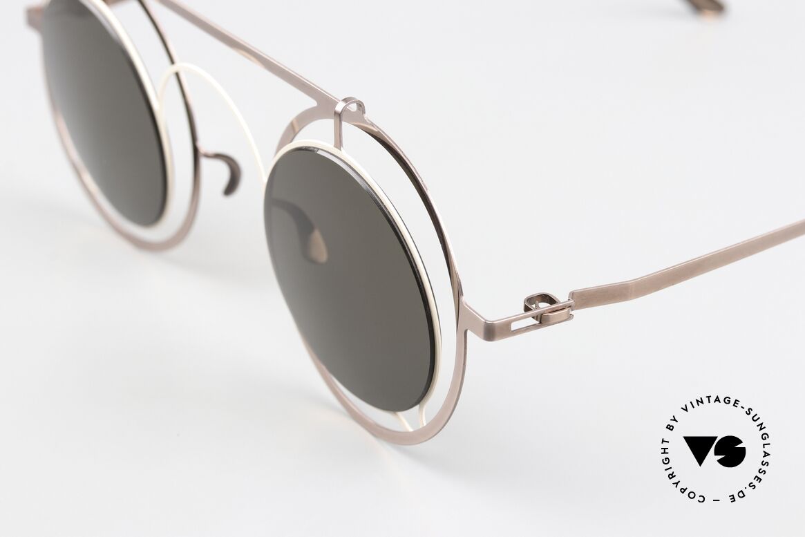 Mykita Siru Spektakuläre Designerbrille, col. code 452: 'Sand / Purple Bronze Rawgreen Solid', Passend für Herren und Damen