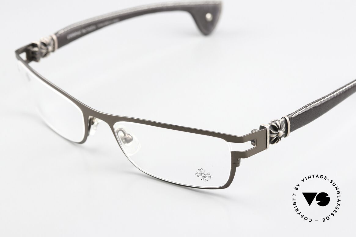 Chrome Hearts M. Diver Eckige Luxusbrille Mit Leder, markante Luxusbrille; ungetragen; Größe 54-18, Passend für Herren Chrome Hearts M. Diver Eckige Luxusbrille Mit Leder, markante Luxusbrille; ungetragen; Größe 54-18, Passend für Herren