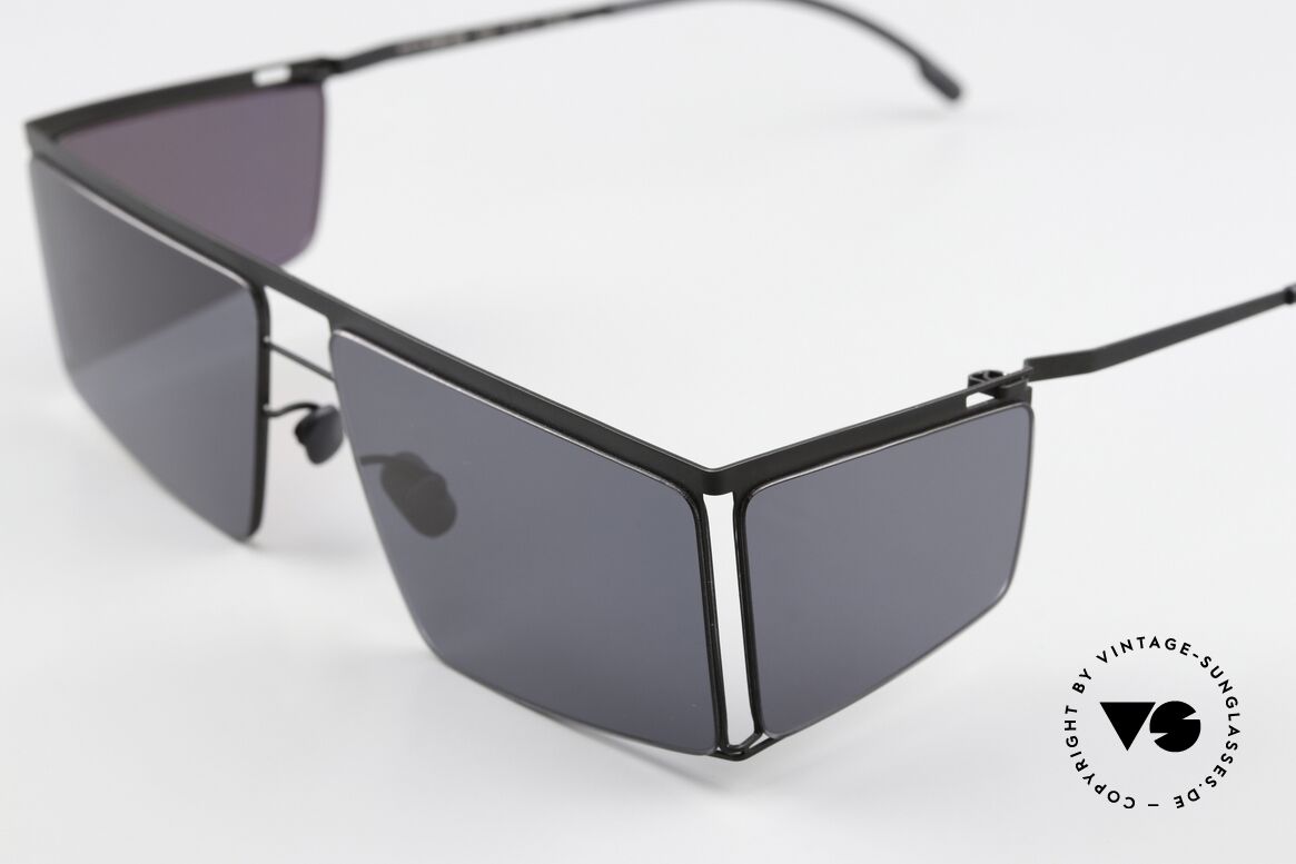 Mykita Helmut Lang HL001 Eckige Brille Mit Seitenscheiben, color 868: 'Black / Dark Grey Sides Darkgrey Solid', Passend für Herren und Damen Mykita Helmut Lang HL001 Eckige Brille Mit Seitenscheiben, color 868: 'Black / Dark Grey Sides Darkgrey Solid', Passend für Herren und Damen