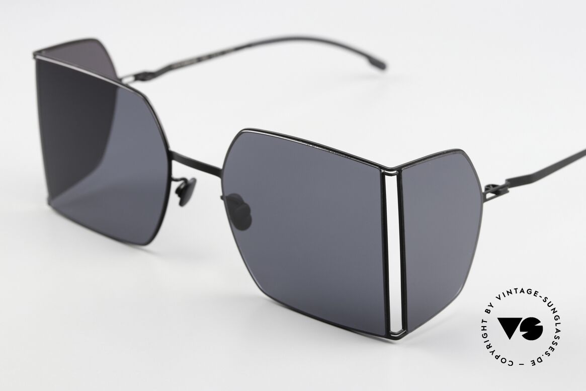 Mykita Helmut Lang HL003 Avantgardistische Sonnenbrille, 868: schwarze Fassung mit schwarzen Seitenscheiben, Passend für Herren und Damen Mykita Helmut Lang HL003 Avantgardistische Sonnenbrille, 868: schwarze Fassung mit schwarzen Seitenscheiben, Passend für Herren und Damen