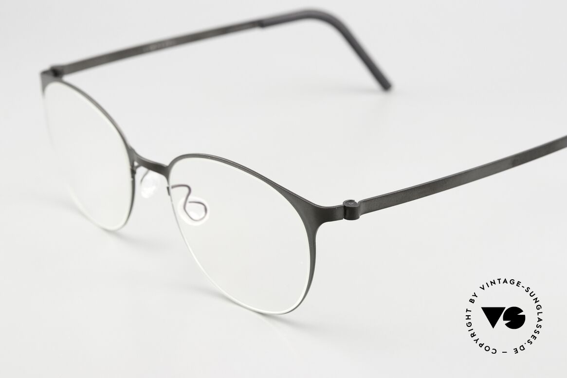 Lindberg 9556 Strip Titanium Designerbrille Schwarz Panto, trägt für uns das Prädikat "TRUE VINTAGE LINDBERG", Passend für Herren und Damen Lindberg 9556 Strip Titanium Designerbrille Schwarz Panto, trägt für uns das Prädikat "TRUE VINTAGE LINDBERG", Passend für Herren und Damen
