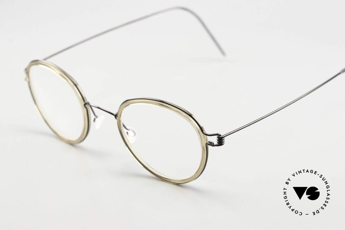 Lindberg Jackie 44 Air Titan Rim Lindberg Brille Im Panto Style, schwarz-polierte Titanfassung & hellbrauner Inner-Rand, Passend für Herren und Damen Lindberg Jackie 44 Air Titan Rim Lindberg Brille Im Panto Style, schwarz-polierte Titanfassung & hellbrauner Inner-Rand, Passend für Herren und Damen