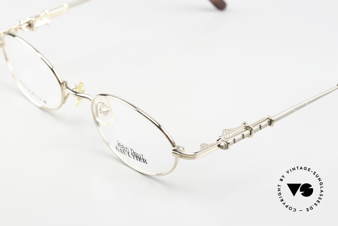 Jean Paul Gaultier 55-0039 Ovale Titanium Brille 1996, Bügel in Form einer Gürtelschnalle; genial! (Gr. 48-20), Passend für Herren und Damen Jean Paul Gaultier 55-0039 Ovale Titanium Brille 1996, Bügel in Form einer Gürtelschnalle; genial! (Gr. 48-20), Passend für Herren und Damen