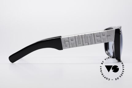Jean Paul Gaultier 56-8272 Vanilla Ice Sonnenbrille, breite Aluminiumbügel mit aufwendiger Gaultier Gravur, Passend für Herren
