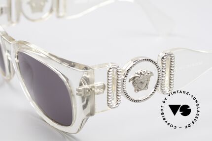 Gianni Versace 413 Vintage Medusa Sonnenbrille, mit dunkelgrauen Sonnengläsern (für 100% UV Schutz), Passend für Herren und Damen