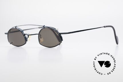 Theo Belgium Poco Kleine Brille mit Sonnenclip, kleines Modell (125mm breit) in dunkelblau metallic, Passend für Herren und Damen