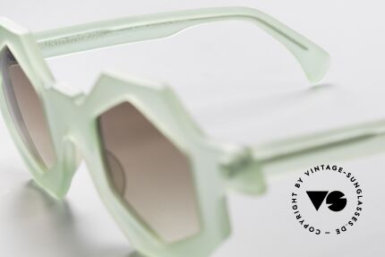 Alain Mikli 0157 / 938 Sechseckige 80er Sonnenbrille, sehr interessanter grünlich-transparenter Rahmen, Passend für Damen