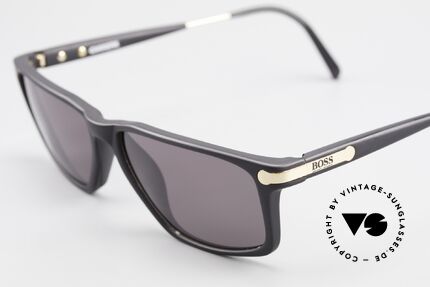 BOSS 5174 Vintage Sonnenbrille Eckig, zudem zeitlose Rahmengestaltung in schwarz & gold, Passend für Herren