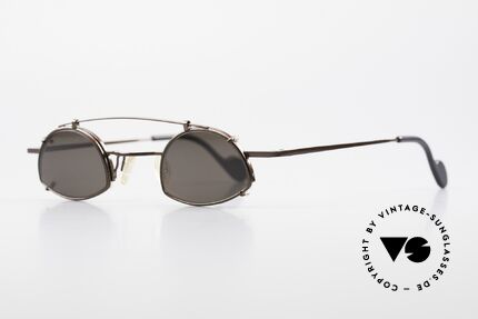 Theo Belgium Poco Kleine Brille mit Sonnenclip, kleines Modell (125mm breit) in dunkelbraun metallic, Passend für Herren und Damen