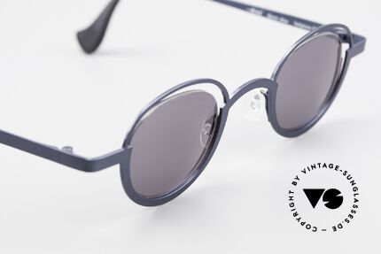 Theo Belgium Dozy Slim Verrückte 90er Sonnenbrille, ungetragen; wie alle unsere THEO "Charakter-Brillen", Passend für Herren und Damen